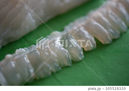 天然ヒラメの縁側をドリップシートで包む 105528320