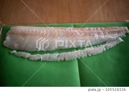 天然ヒラメの柵とエンガワをドリップシートで包む 105528326