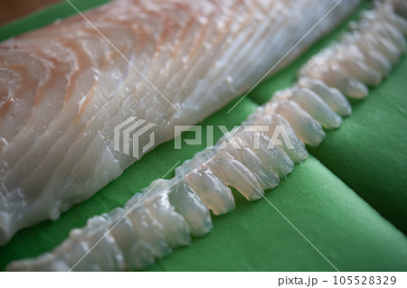 天然ヒラメのサクとエンガワをドリップシートで包む 105528329