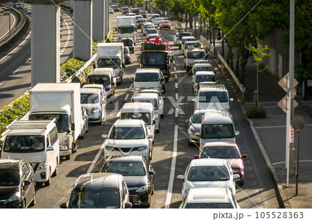 交通渋滞で連なる自動車のイメージ 105528363