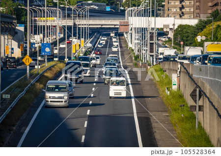 交通量の多い高速道路のイメージ 105528364