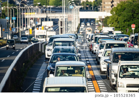 交通渋滞で連なる自動車のイメージ 105528365