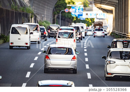 交通渋滞で連なる自動車のイメージ 105528366