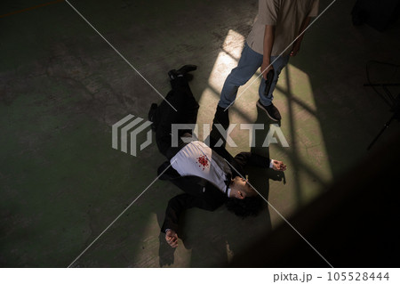 撃たれた犯人や追い詰められた犯人 105528444