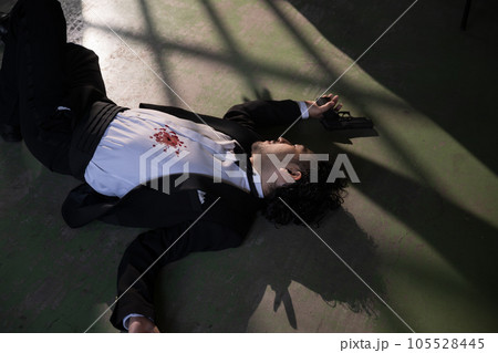 撃たれた犯人や追い詰められた犯人 105528445