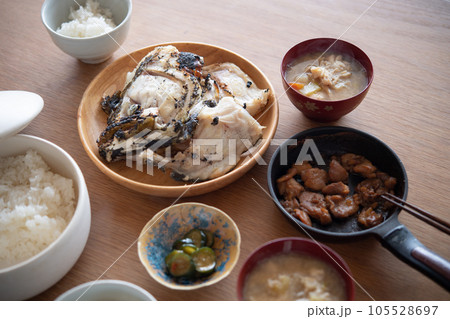 天然ヒラメの兜焼きの食卓 105528697