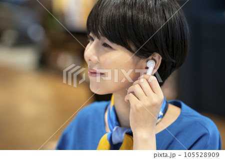 ワイヤレスイヤホンをつける若い女性　撮影協力：Creadisce（丸善雄松堂株式会社） 105528909