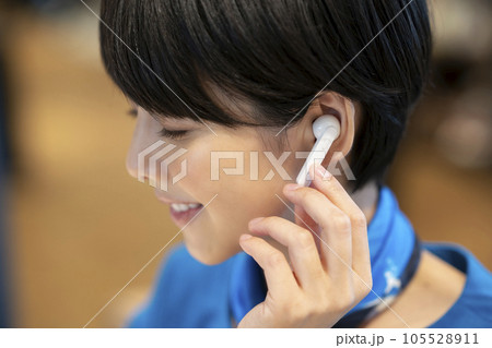 ワイヤレスイヤホンをつける若い女性　撮影協力：Creadisce（丸善雄松堂株式会社） 105528911