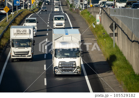 高速道路を走る大型トラックと保冷車 105529182