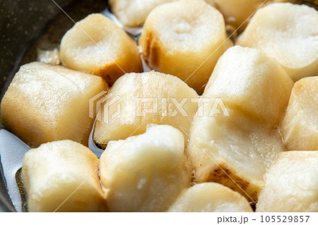 麩(焼き麩)を卵とじするため、だし汁の入ったフライパンで煮る調理シーン。 105529857