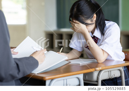先生と面談をする女子高生 105529885