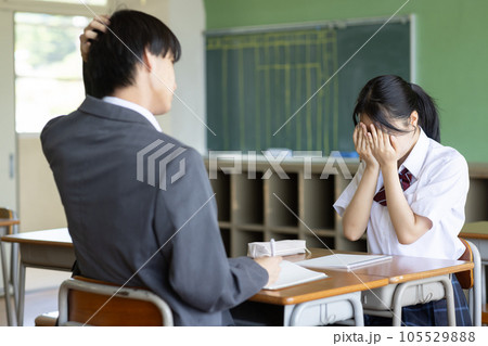 先生と面談をする女子高生 先生と面談をする女子高生 105529888
