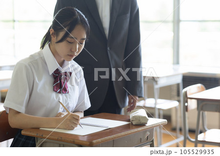 先生に勉強を教えてもらう女子高生 105529935