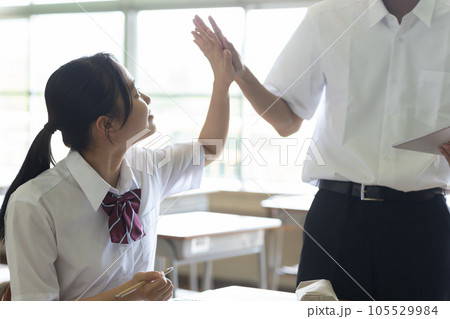 クラスメイトとハイタッチする女子高生 クラスメイトとハイタッチする女子高生 105529984