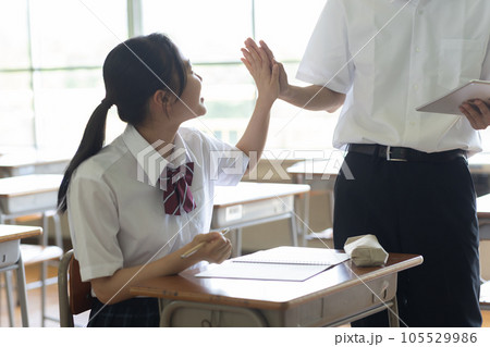 クラスメイトとハイタッチする女子高生 105529986