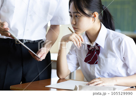 クラスメイトに勉強を教えてもらう女子高生 105529990