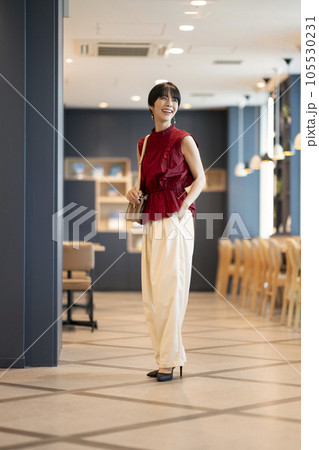 アラサーの女性 ショッピング・外出イメージ ポートレート アラサーの女性 ショッピング・外出イメージ ポートレート 105530231