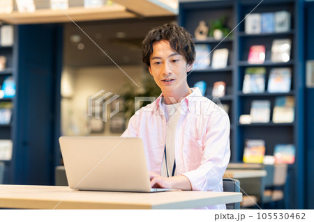 オフィスで働く若いエンジニアの男性 撮影協力:Creadisce(丸善雄松堂株式会社) オフィスで働く若いエンジニアの男性 撮影協力:Creadisce(丸善雄松堂株式会社) 105530462