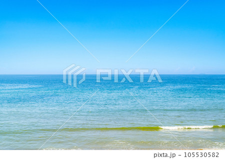 福岡県糸島の海岸 青い海と青い空 福岡県糸島の海岸 青い海と青い空 105530582