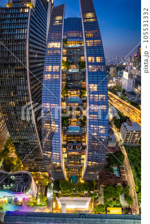 Aerial view of Ploenchit road by night in Bangkok Downtown, financial district and business center 105531332