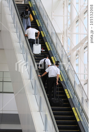 空港のエスカレーター　空港の利用客 105532008