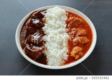 欧風ビーフカレーとバターチキンカレーのあいがけカレー 105532402