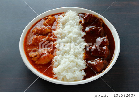 欧風ビーフカレーとバターチキンカレーのあいがけカレー 105532407