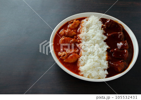 欧風ビーフカレーとバターチキンカレーのあいがけカレー 105532431