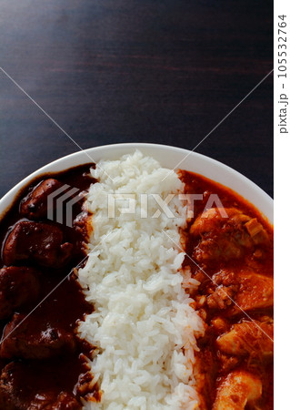 欧風ビーフカレーとバターチキンカレーのあいがけカレー 105532764