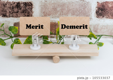 シーソーの上のmeritとdemerit 105533037