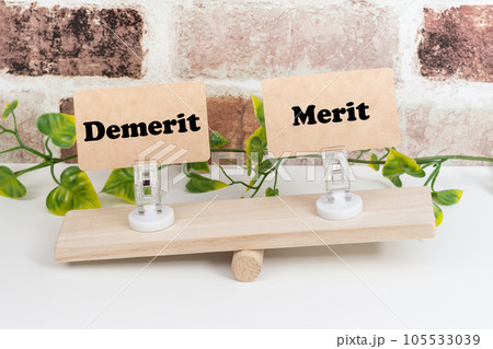 シーソーの上のmeritとdemerit(デメリットが重い) シーソーの上のmeritとdemerit(デメリットが重い) 105533039