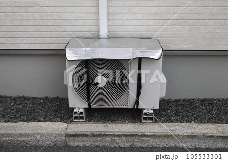 エアコンの室外機に取り付けた遮熱シート エアコンの室外機に取り付けた遮熱シート 105533301
