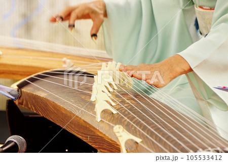 琴　和服女性 105533412