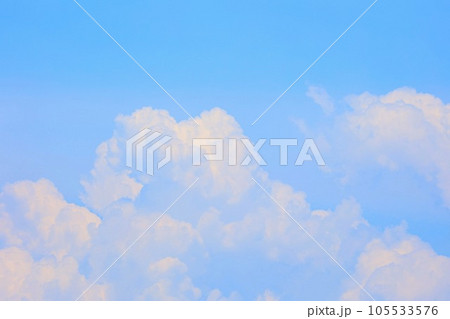 夏の青空と白い雲 105533576