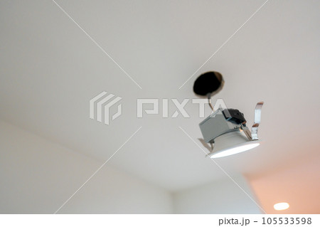 施工中の照明器具 105533598
