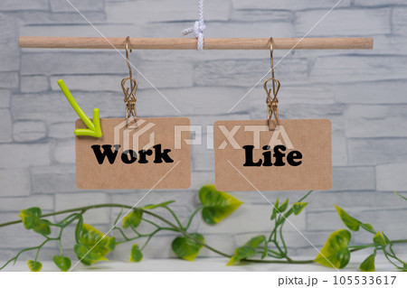 矢印とワークライフバランスのイメージ 105533617