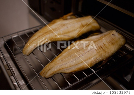 魚焼きグリルでホッケを焼く 魚焼きグリルでホッケを焼く 105533975