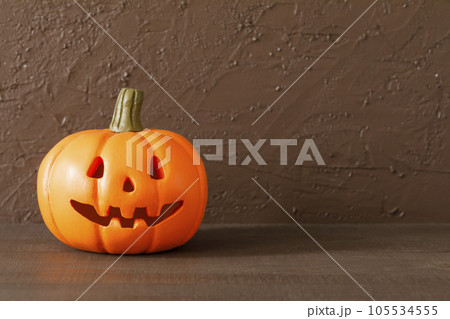 手作りのハロウィンの飾り 105534555