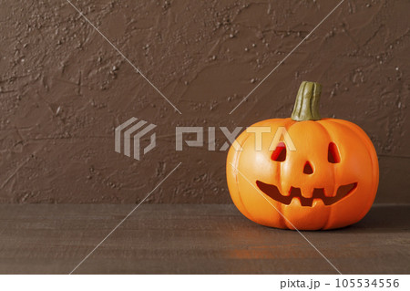手作りのハロウィンの飾り 105534556