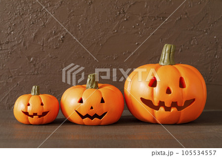 手作りのハロウィンの飾り 105534557