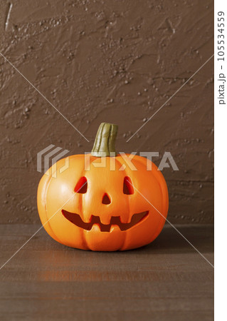 手作りのハロウィンの飾り 105534559
