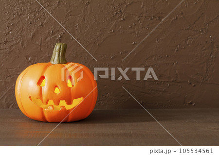 手作りのハロウィンの飾り 105534561