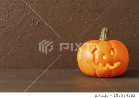手作りのハロウィンの飾り 105534562