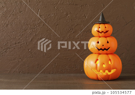 手作りのハロウィンの飾り 105534577