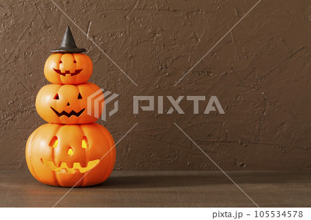 手作りのハロウィンの飾り 105534578