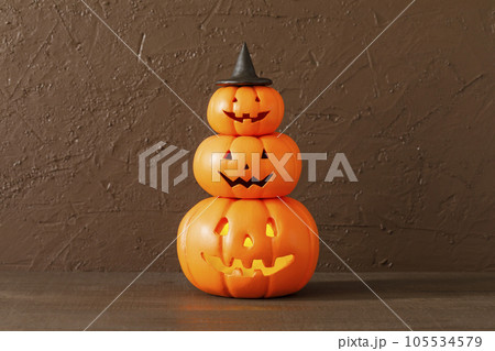手作りのハロウィンの飾り 105534579