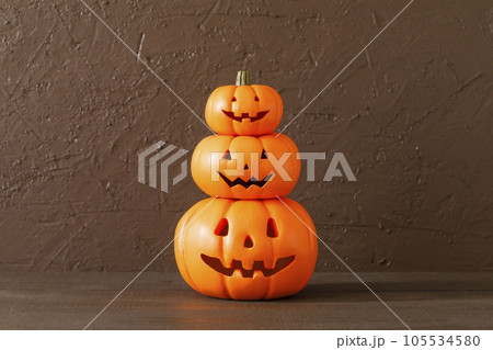 手作りのハロウィンの飾り 105534580