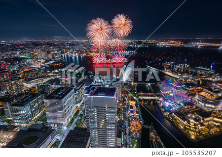 横浜みなとみらいの夜景に上がる打ち上げ花火　(みなとみらいスマートフェスティバル ) 105535207
