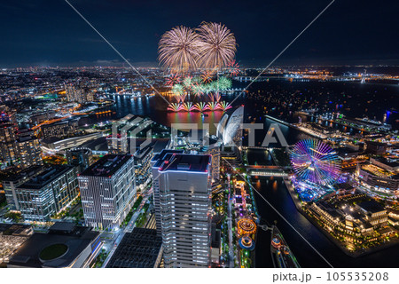 横浜みなとみらいの夜景に上がる打ち上げ花火 (みなとみらいスマートフェスティバル ) 横浜みなとみらいの夜景に上がる打ち上げ花火 (みなとみらいスマートフェスティバル ) 105535208