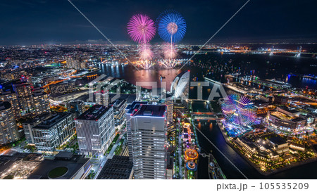 横浜みなとみらいの夜景に上がる打ち上げ花火 (みなとみらいスマートフェスティバル ) 横浜みなとみらいの夜景に上がる打ち上げ花火 (みなとみらいスマートフェスティバル ) 105535209